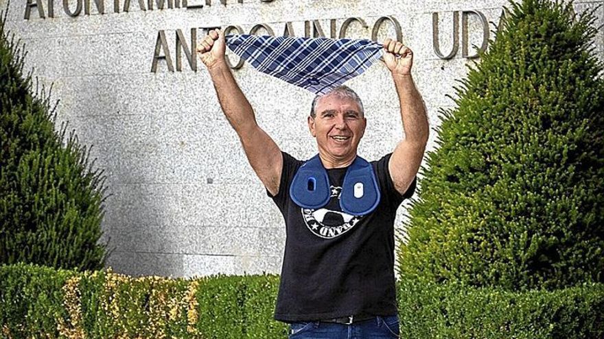 Antonio Liberal, que esta tarde tirará el chupinazo de Antsoain, con el pañuelo en alto en la plaza del Ayuntamiento.