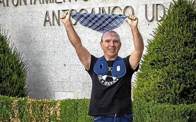 Antonio Liberal, que esta tarde tirará el chupinazo de Antsoain, con el pañuelo en alto en la plaza del Ayuntamiento. Antonio Liberal, que esta tarde tirará el chupinazo de Antsoain, con el pañuelo en alto en la plaza del Ayuntamiento.