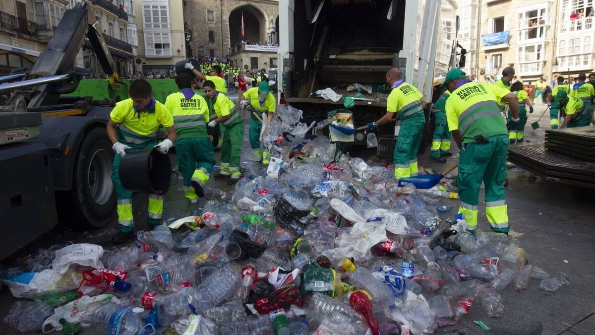 Los operarios se afanan por limpiar la plaza de la Virgen Blanca tras la Bajada de Celedón de 2019