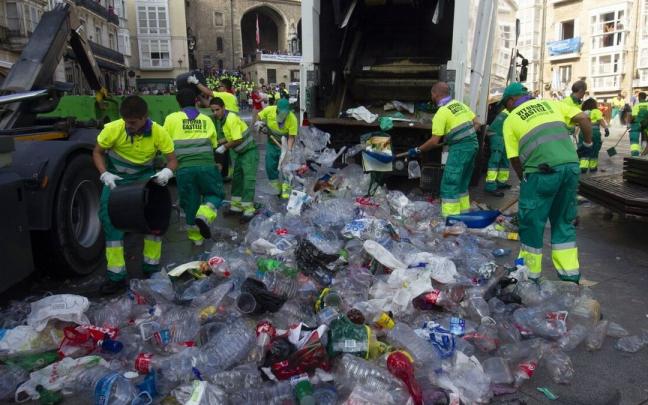 Los operarios se afanan por limpiar la plaza de la Virgen Blanca tras la Bajada de Celedón de 2019 Los operarios se afanan por limpiar la plaza de la Virgen Blanca tras la Bajada de Celedón de 2019