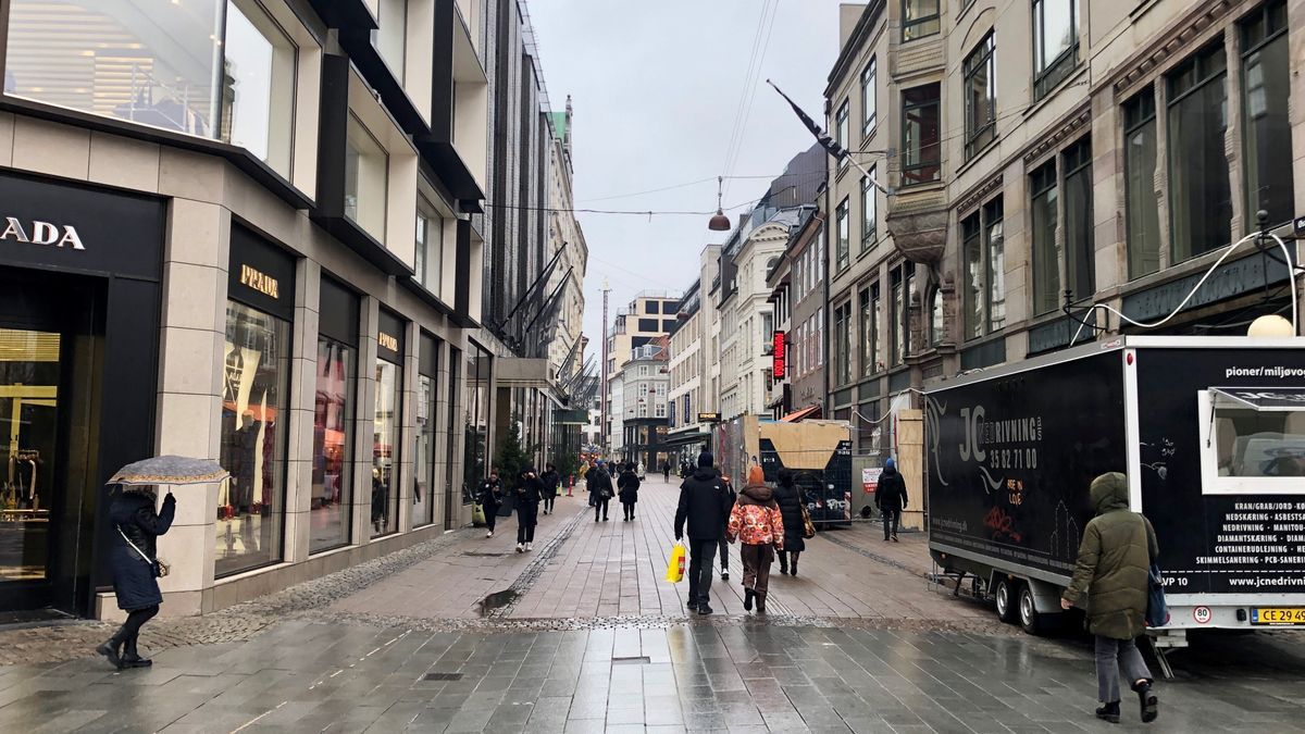 Varias personas caminan por el centro de Copenhague.