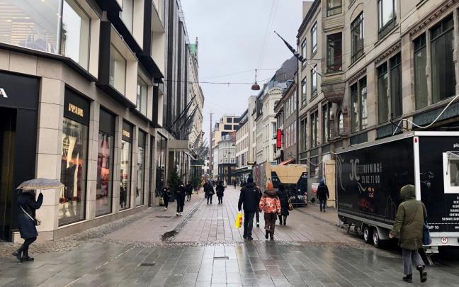 Varias personas caminan por el centro de Copenhague.