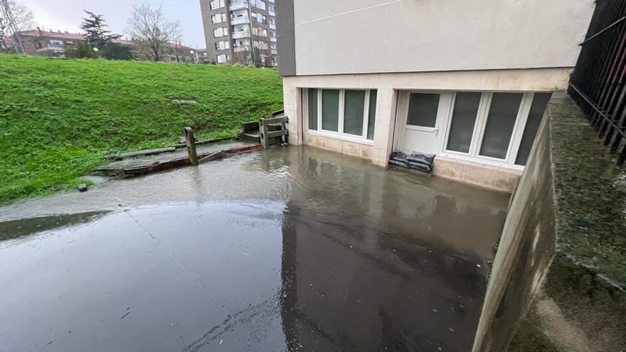 Un bajo se protege del agua con sacos de tierra en Getxo