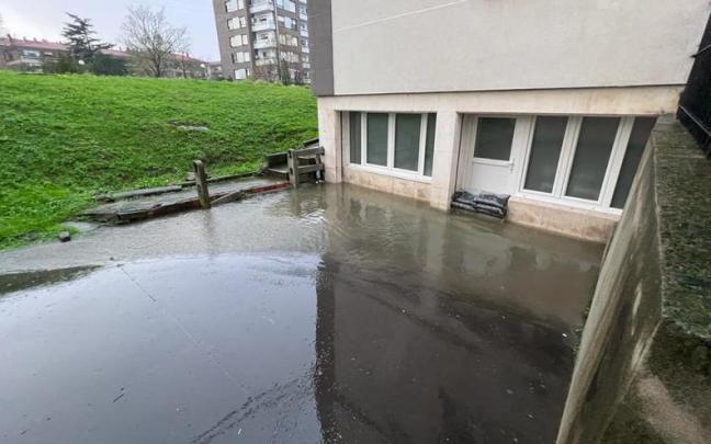 Un bajo se protege del agua con sacos de tierra en Getxo Un bajo se protege del agua con sacos de tierra en Getxo