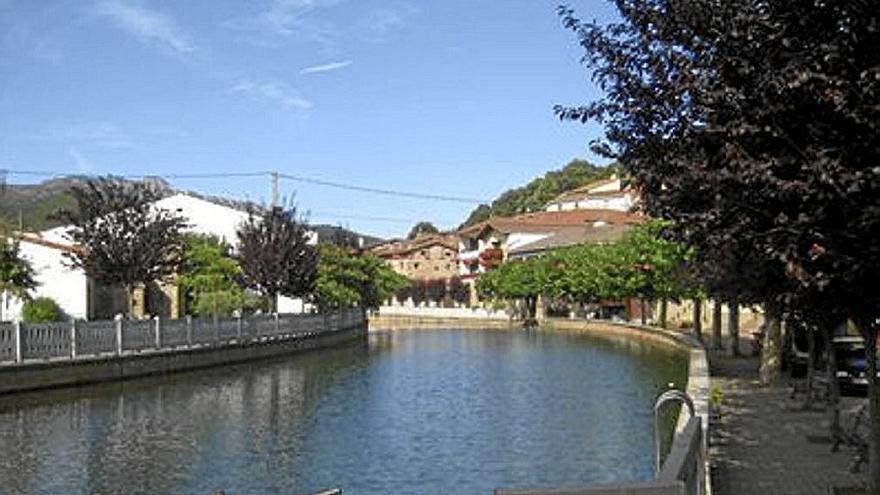 El embalse del río Ega que cruza por la mitad la localidad de Marañón.