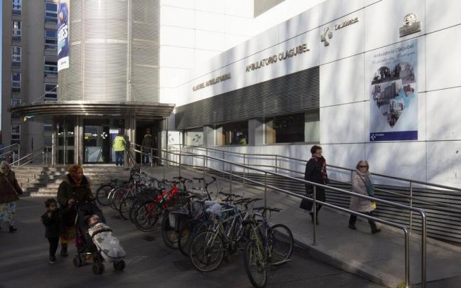 Acceso al centro de salud de Olaguíbel, donde se ubica el PAC.