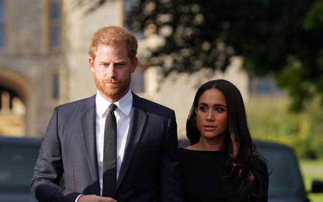 El príncipe Enrique y su esposa Meghan en una imagen tras la muerte de Isabel II. El príncipe Enrique y su esposa Meghan en una imagen tras la muerte de Isabel II.