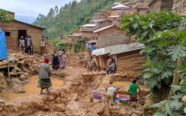 Mina artesanal de Kadumwa, en Luhwindja (Kivu Sur) Mina artesanal de Kadumwa, en Luhwindja (Kivu Sur)