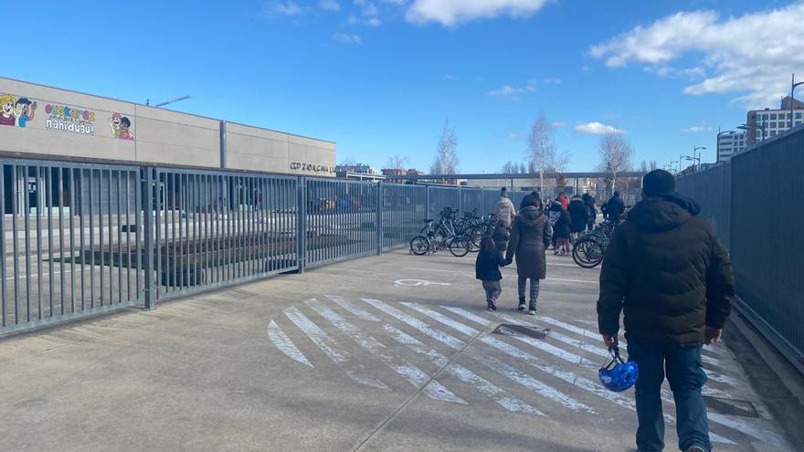 Familiares en el aparcabicis del colegio Zabalgana.
