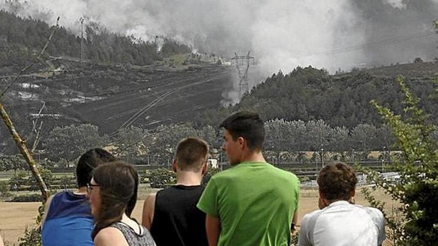 Vecinos de Arazuri ven cómo avanza el fuego originado en un campo de cereal en junio de 2017. | FOTO: PATXI CASCANTE