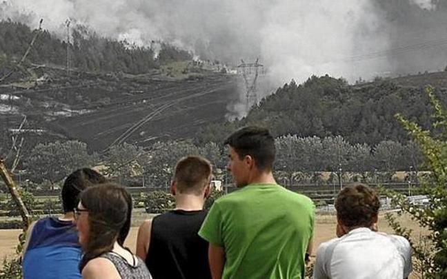 Vecinos de Arazuri ven cómo avanza el fuego originado en un campo de cereal en junio de 2017. | FOTO: PATXI CASCANTE Vecinos de Arazuri ven cómo avanza el fuego originado en un campo de cereal en junio de 2017. | FOTO: PATXI CASCANTE
