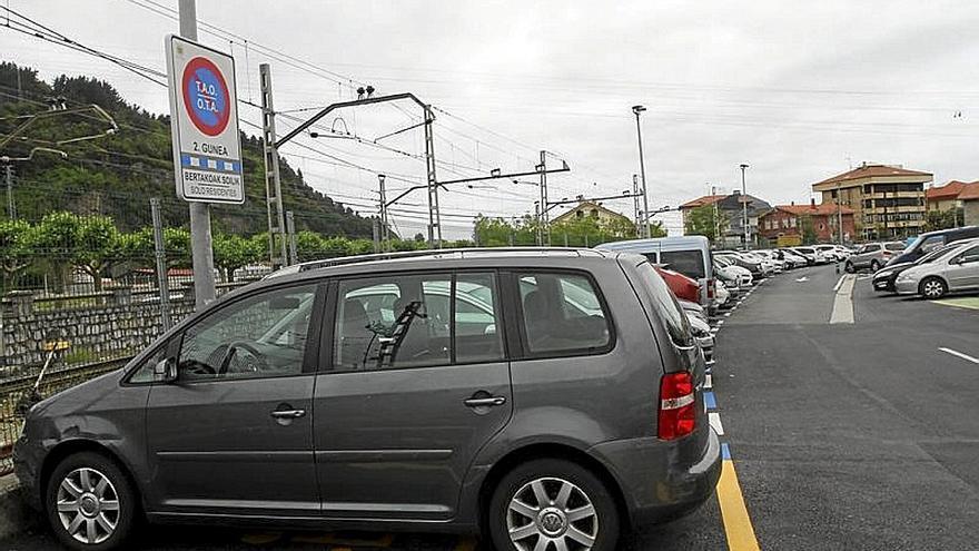 Vehículos en una zona de OTA reservada para residentes. | FOTO: J.L.