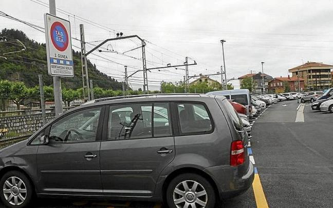 Veh&iacute;culos en una zona de OTA reservada para residentes. | FOTO: J.L.