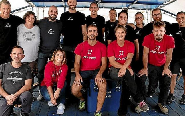 La tripulación del ‘Aita Mari’, con Xabier Legarreta, ayer, a bordo del buque humanitario.