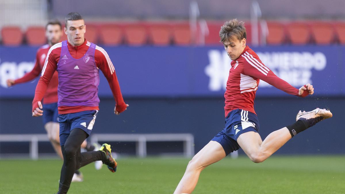 Diego Moreno, ante Pablo Ibáñez, en un lance del entrenamiento de este miércoles en El Sadar.