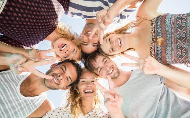 Un grupo de amigos se divierten juntos.