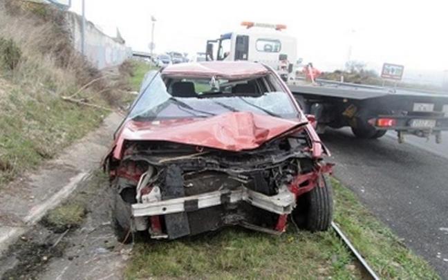 Imagen de archivo de un coche accidentado Imagen de archivo de un coche accidentado