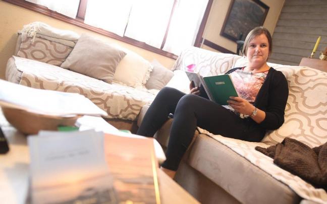 Ainhoa Elorriaga, de 42 a&ntilde;os, licenciada en Comunicaci&oacute;n Audiovisual, trabaja &ldquo;sin paro ni vacaciones&rdquo; en su rehabilitaci&oacute;n en su domicilio de Busturia.