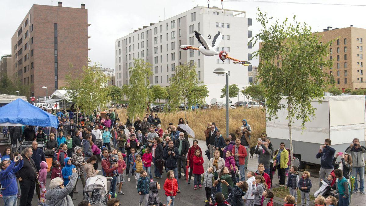 Descenso de la cigüeña Hankaluze que marca el inicio de las fiestas de Salburua.