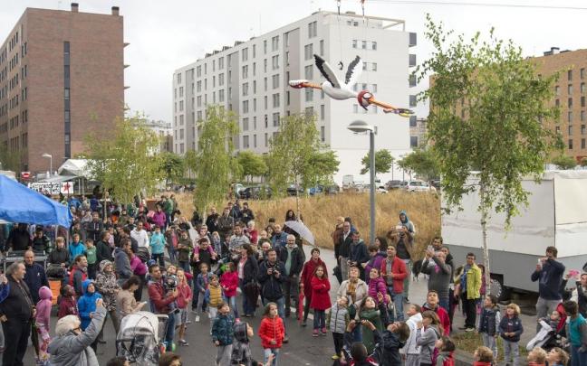Descenso de la cigüeña Hankaluze que marca el inicio de las fiestas de Salburua.