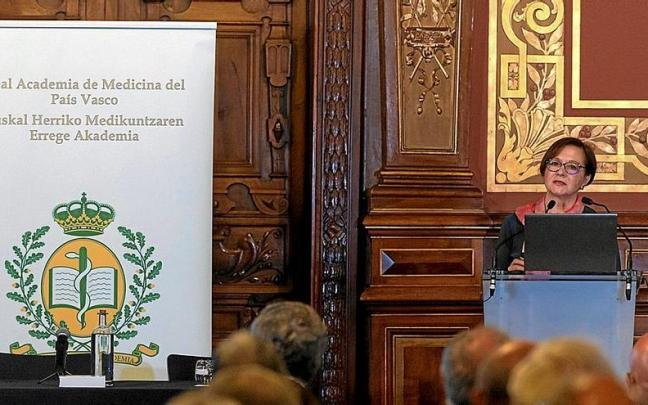 09. Carmen Pérez Rodrigo. La tradición familiar ligada a la medicina se remonta a su bisabuelo, cuyos pasos seguirían su abuelo, su padre, ella y su hermana, actualmente médica en su municipio natal, Alonsotegi. Carmen P&eacute