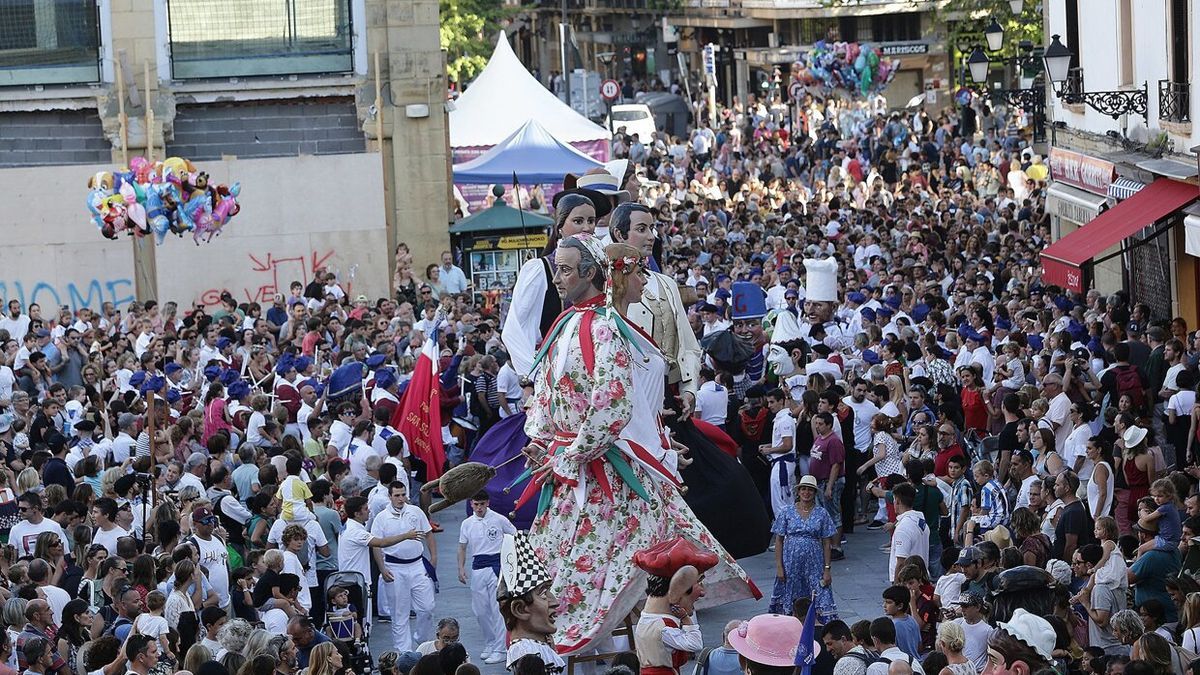 Los gigantes de Donostia bailan junto a la Bretxa rodeados de gente.