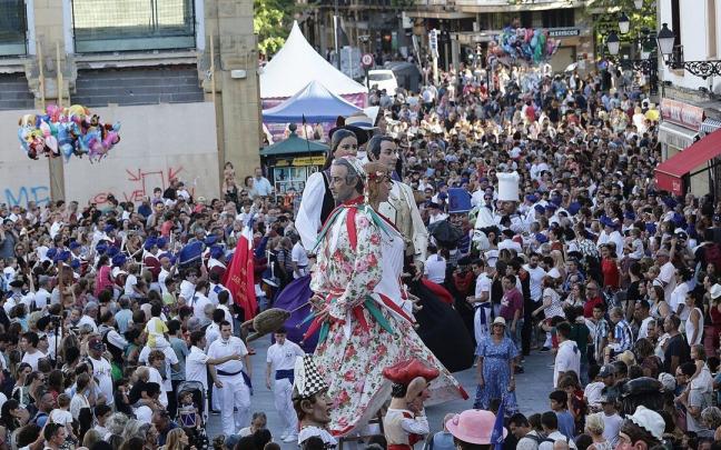 Los gigantes de Donostia bailan junto a la Bretxa rodeados de gente.