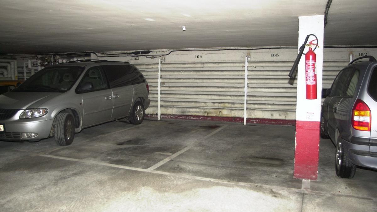 Vista de la plaza de garaje donde fue asesinado Miguel Ángel Rodríguez, dueño de varios locales de alterne