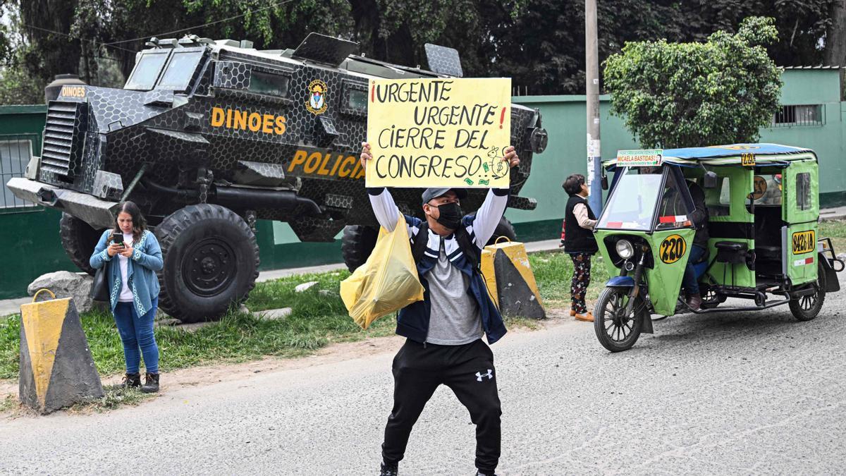 Un manifestante peruano pide el cierre del Congreso.