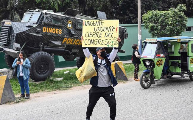 Un manifestante peruano pide el cierre del Congreso.