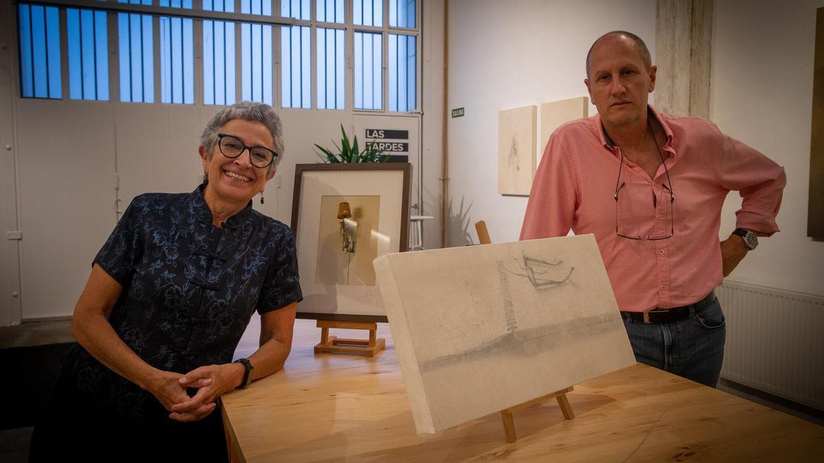 La fotógrafa Mar Mateo y el pintor José Ignacio Agorreta posan junto a sus obras en la exposición ‘Dos miradas sobre la memoria’, inaugurada el pasado viernes en la Fábrica de Gomas.