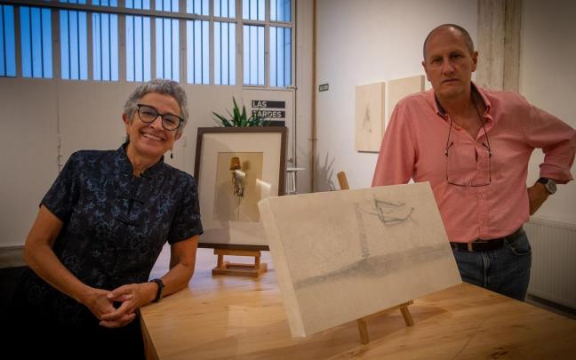 La fotógrafa Mar Mateo y el pintor José Ignacio Agorreta posan junto a sus obras en la exposición ‘Dos miradas sobre la memoria’, inaugurada el pasado viernes en la Fábrica de Gomas. La fotógrafa Mar Mateo y el pintor José Ignacio Agorreta posan junto a sus obras en la exposición ‘Dos miradas sobre la memoria’, inaugurada el pasado viernes en la Fábrica de Gomas.