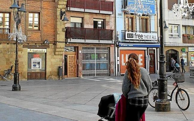 La Musika Plaza de Zarautz con la iluminaci&oacute;n navide&ntilde;a. | FOTO: N.G.