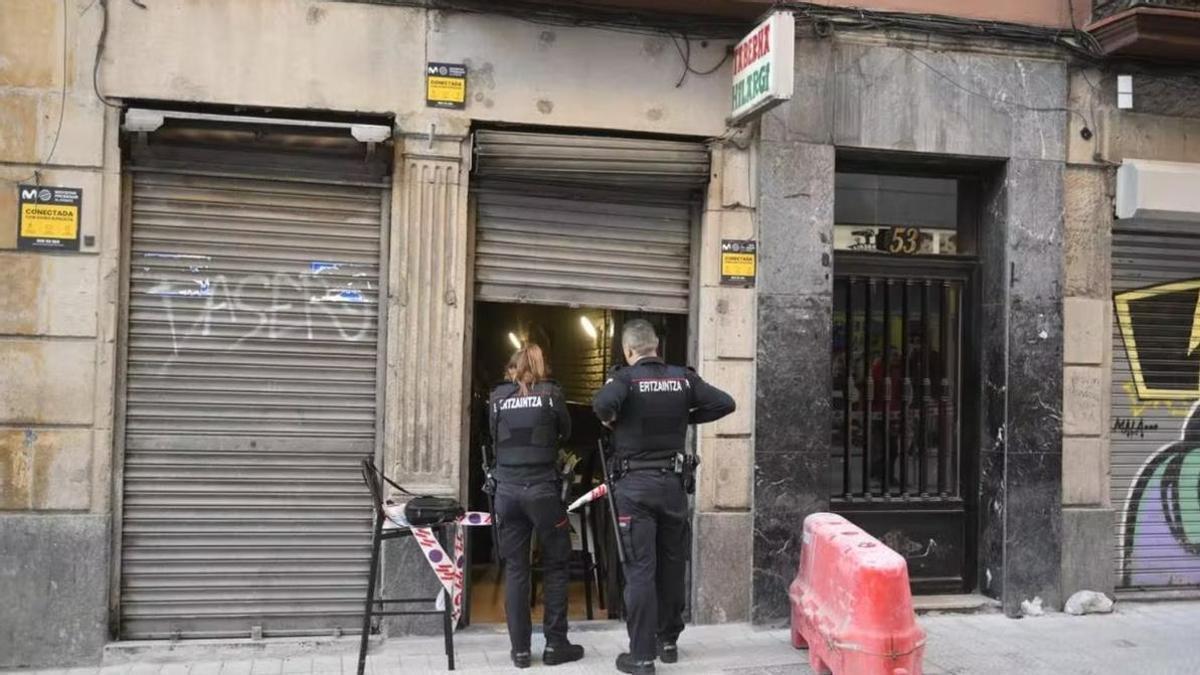 El crimen se ha producido en este bar de la calle San Francisco de Bilbao.