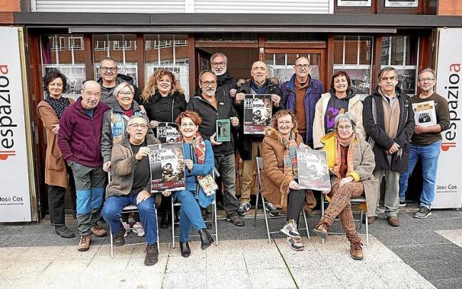 Algunas de las personas implicadas en la propuesta, en el exterior de ¶espazioa.
