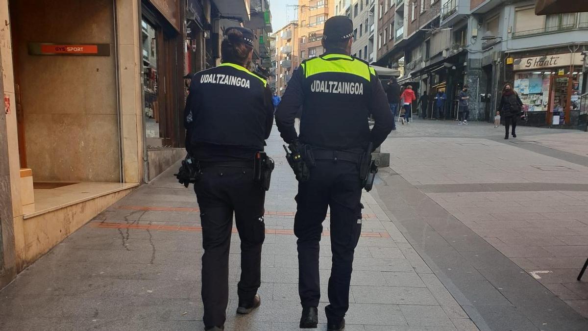 Un par de agentes patrullando por una calle de Basauri.