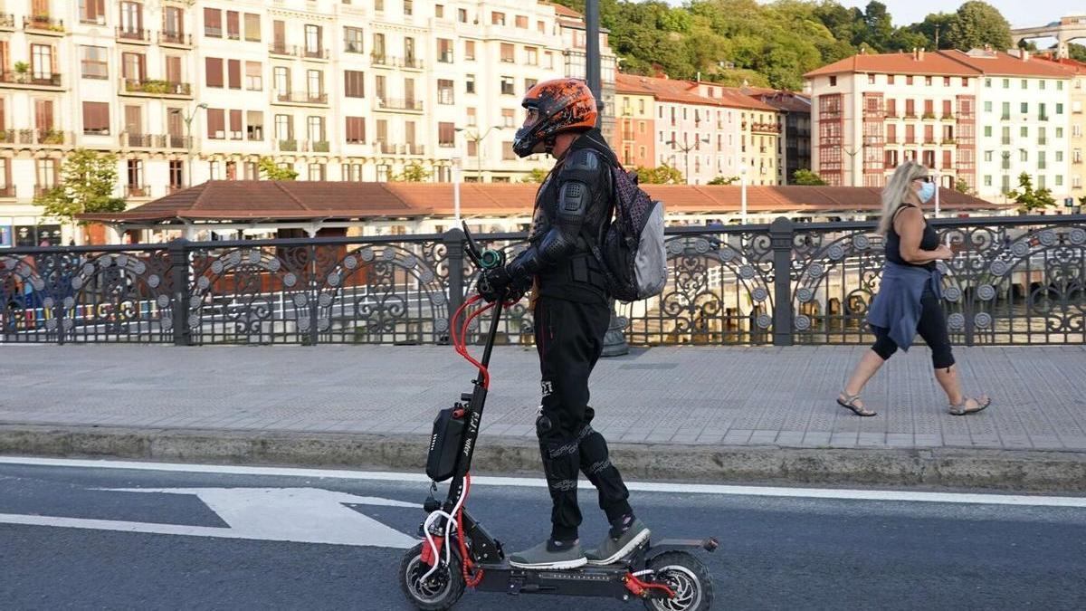 Una persona circula con un patinete eléctrico por Bilbao