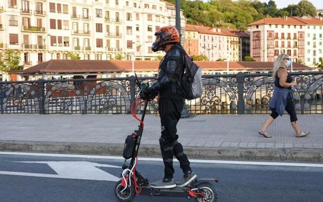 Una persona circula con un patinete eléctrico por Bilbao Una persona circula con un patinete eléctrico por Bilbao