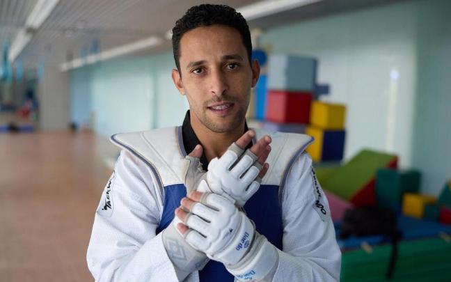 Anouar Boukharsa posa en el gimnasio del polideportivo de Aoiz