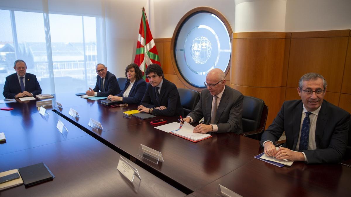 Azpiazu y los diputados de generales de Alava, Bizkaia, y Gipuzkoa, al comienzo de la reunión del Consejo Vasco de Finanzas.