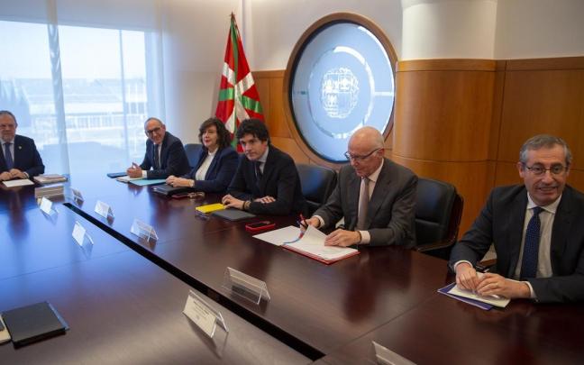 Azpiazu y los diputados de generales de Alava, Bizkaia, y Gipuzkoa, al comienzo de la reuni&oacute;n del Consejo Vasco de Finanzas.