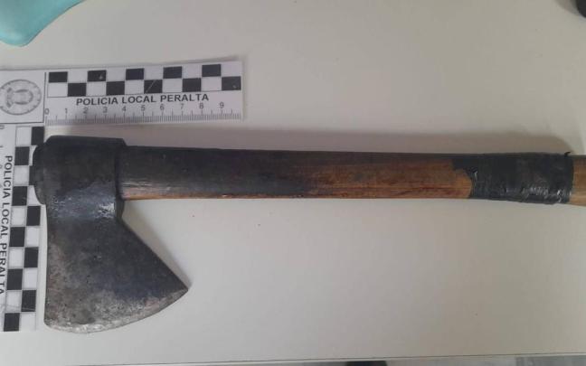 Hacha que portaba la v&iacute;ctima de la agresi&oacute;n.