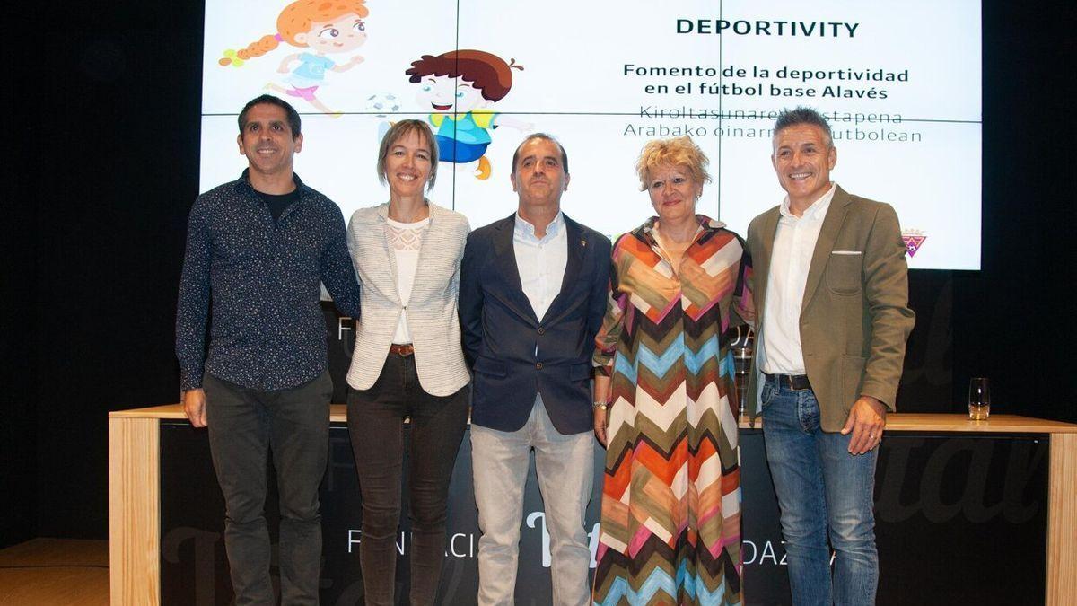 Alfredo Sáenz, Arantxa Ibañez de Opacua, Kepa Arrieta, Ana del Val y Gorka Iturriaga en la presentación de ‘Deportivity’. Foto: Josu Chavarri