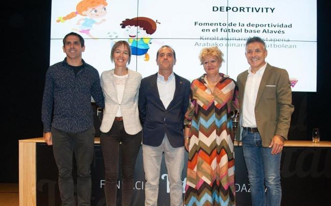Alfredo Sáenz, Arantxa Ibañez de Opacua, Kepa Arrieta, Ana del Val y Gorka Iturriaga en la presentación de ‘Deportivity’. Foto: Josu Chavarri Alfredo Sáenz, Arantxa Ibañez de Opacua, Kepa Arrieta, Ana del Val y Gorka Iturriaga en la presentación de ‘Deportivity’. Foto: Josu Chavarri