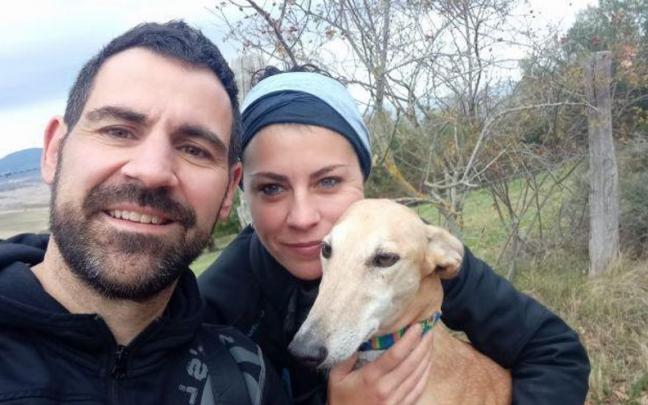 Juanma Trillo y Laura Bl&aacute;zquez, con su perra Duna