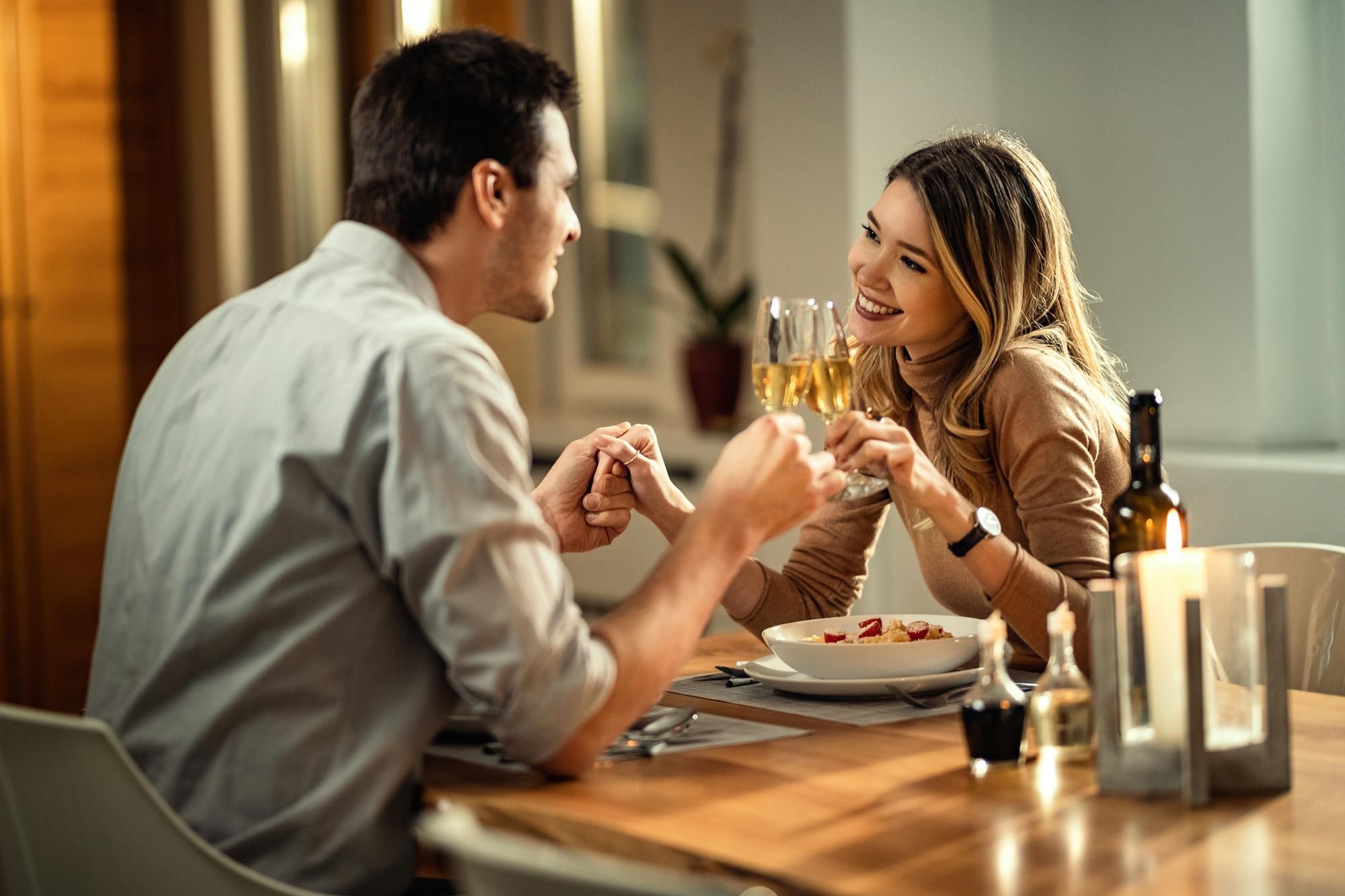 Una pareja de enamorados durante una cena romántica.