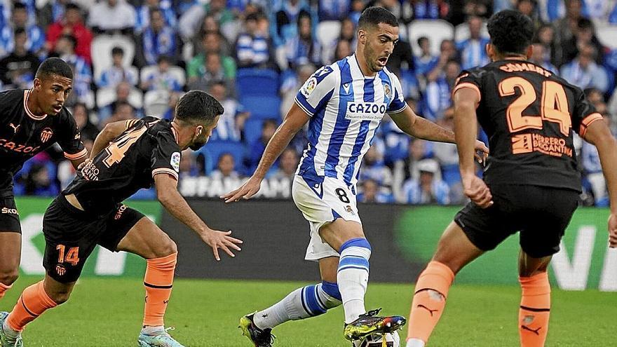 Mikel Merino, en una acción del partido contra el Valencia disputado el domingo pasado en Anoeta.