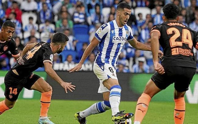 Mikel Merino, en una acción del partido contra el Valencia disputado el domingo pasado en Anoeta. Mikel Merino, en una acción del partido contra el Valencia disputado el domingo pasado en Anoeta.