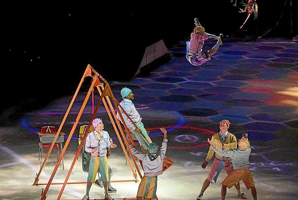 Desde un columpio los artistas volaron por los aires.