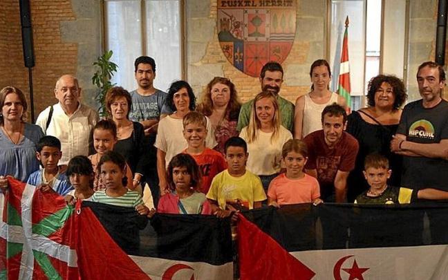 Los y las niñas saharauis en el recibimiento de ayer. | FOTO: N.G.